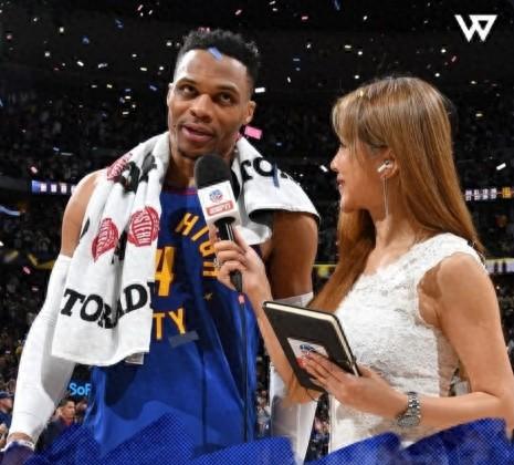 激情威少晒周玲安采访照：希望能以此激励全世界的球迷和人们