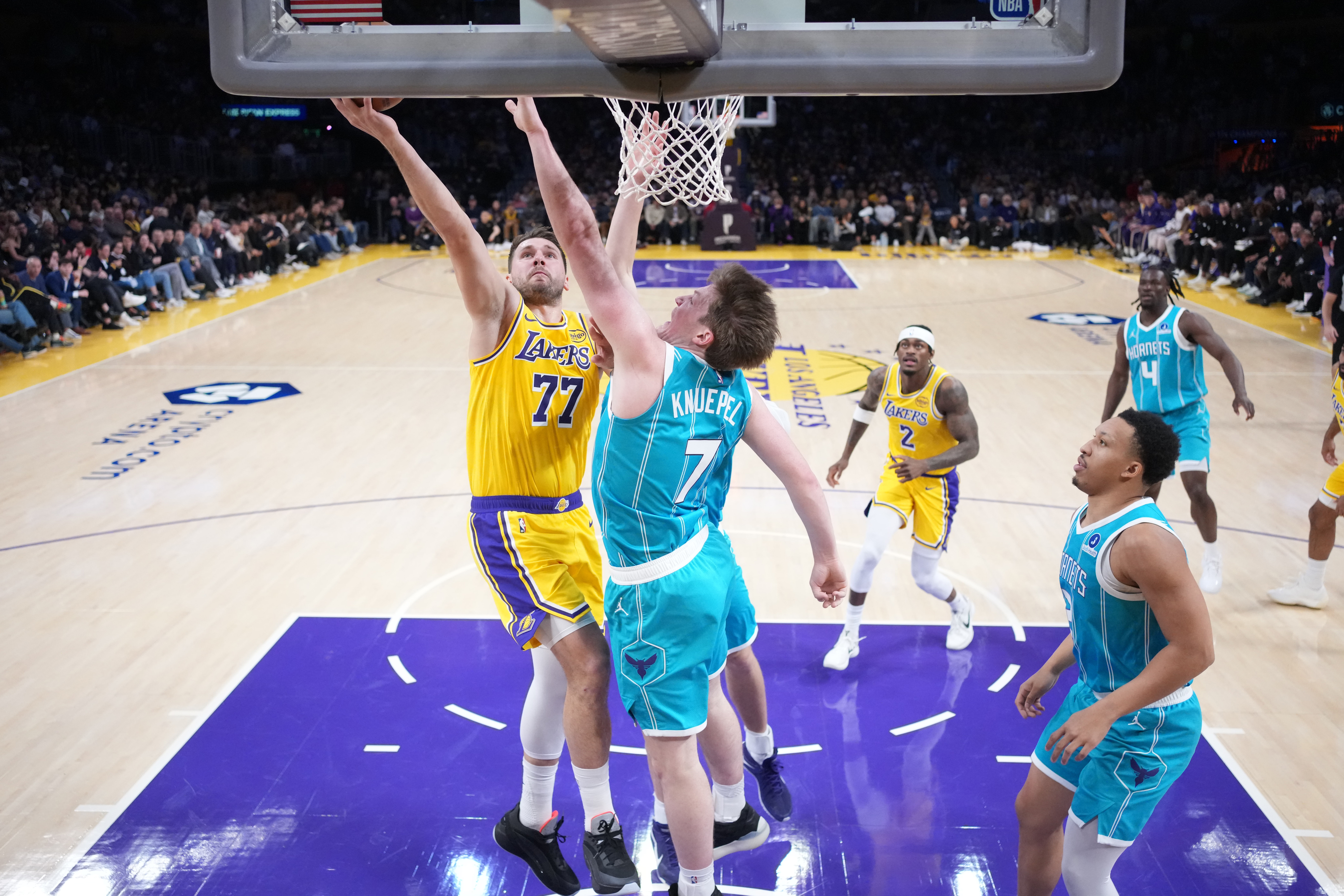 开云体育娱乐app安全-赛季三分王之争真有悬念了！东契奇赛季三分总数仅差克尼佩尔4记